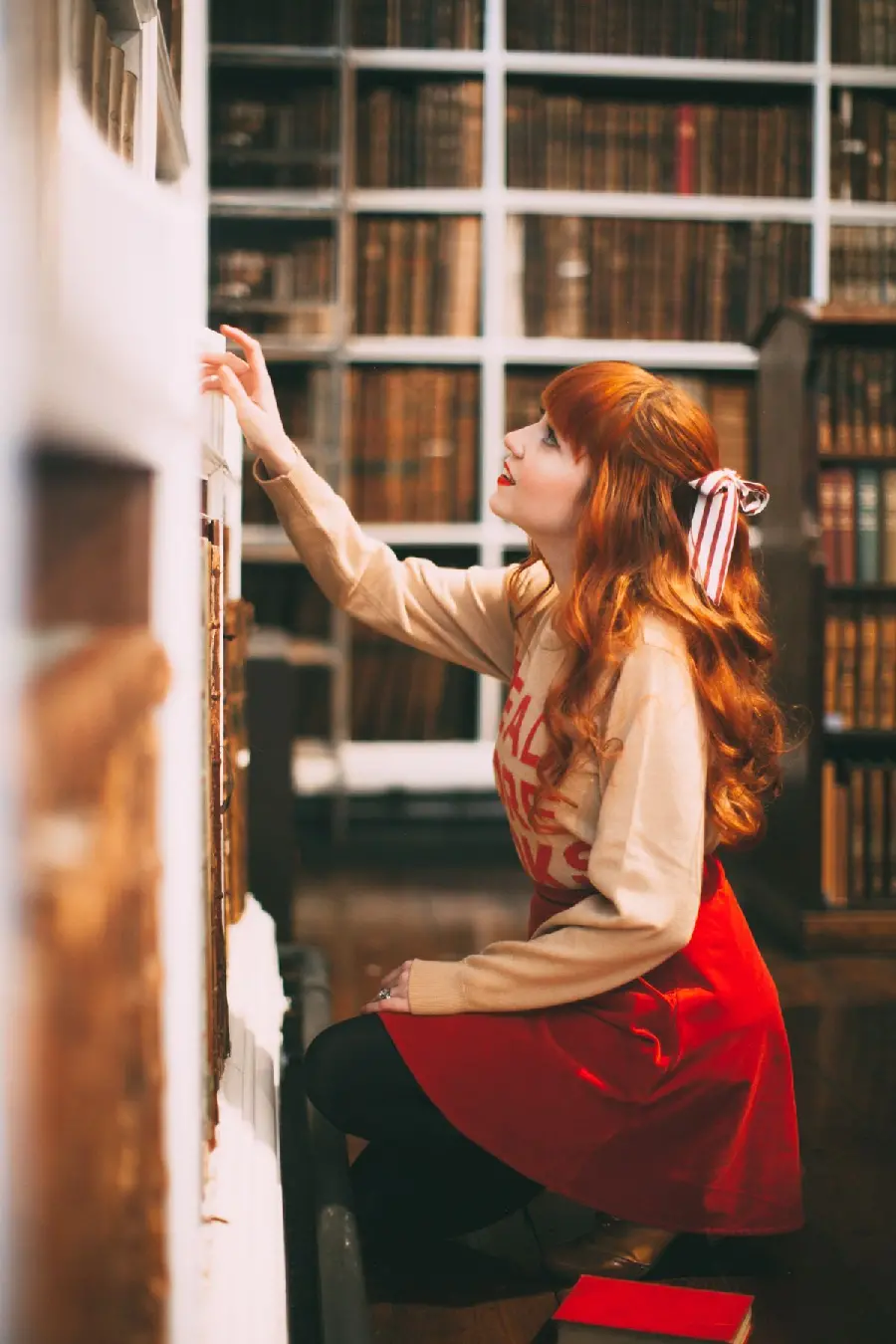 Download beautiful girl library photography poses for presentations