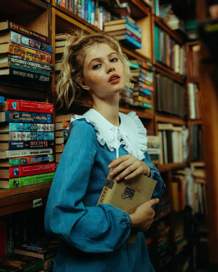 Download cool feminine library photography poses for profiles