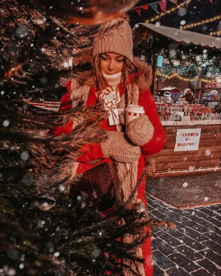 Chic luxury Christmas profile picture for girls 2022 edition