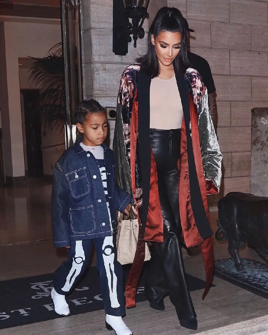 Photo of Kim Kardashian Famous American Star for Profile