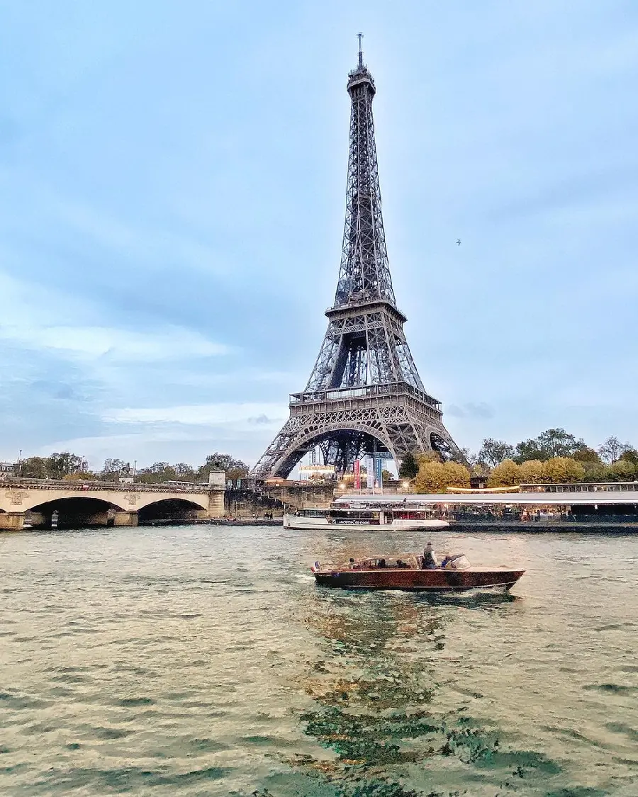 Real Eiffel Tower photo HD