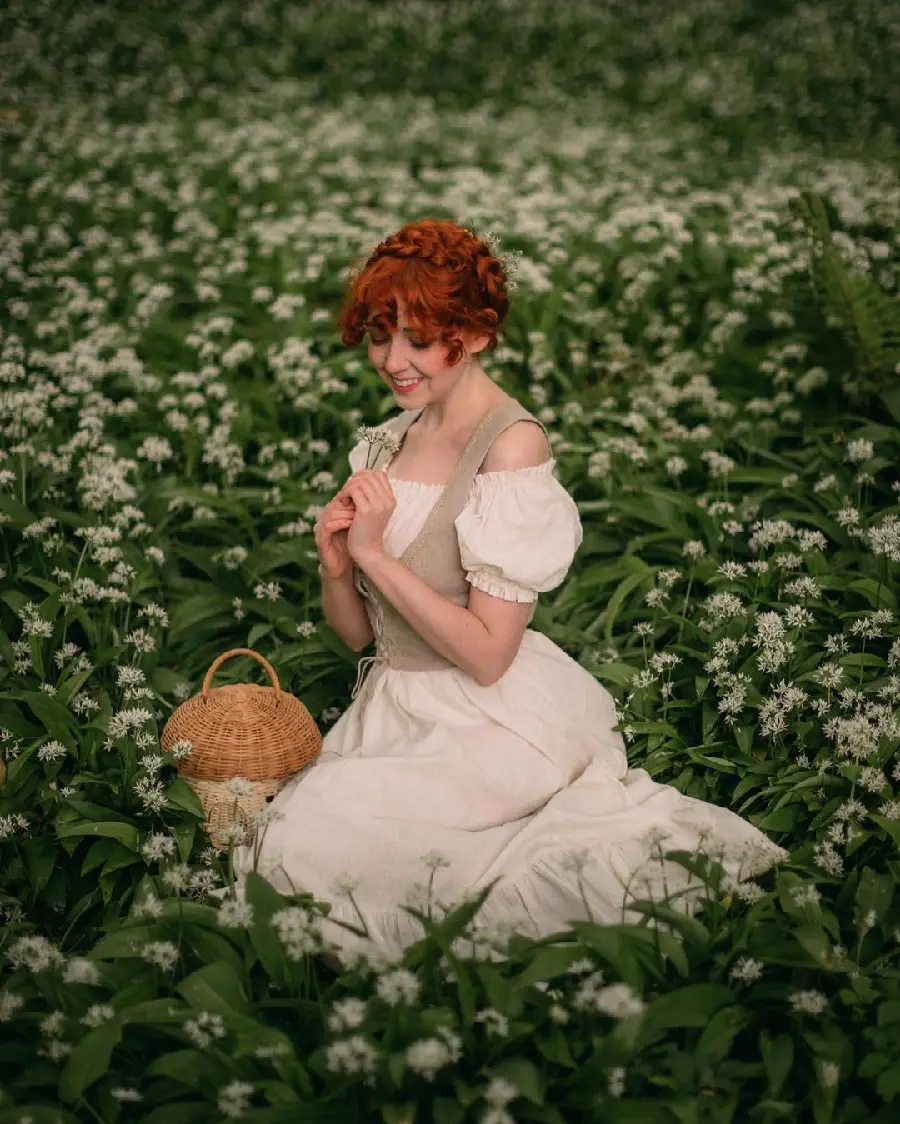 Download edgy redhead model floral pose for blogs