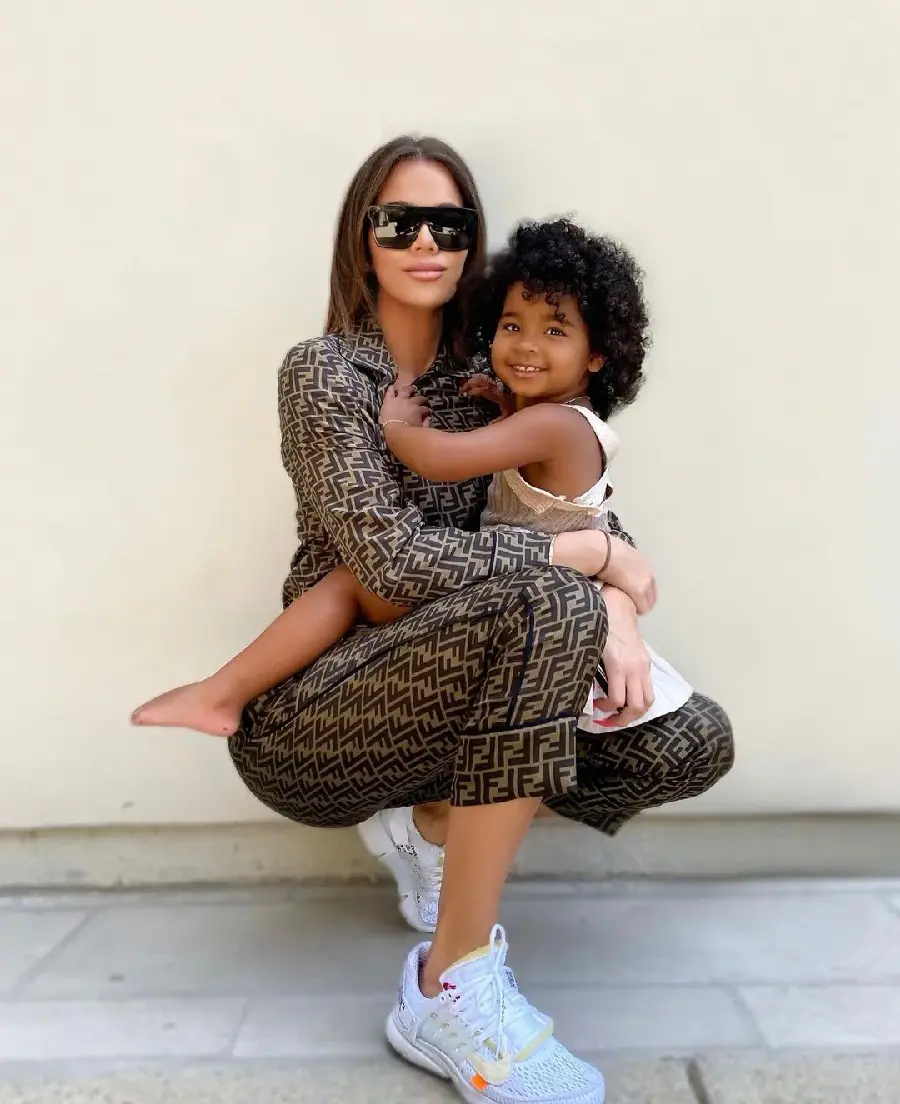 Khloe Kardashian With Daughter True Thompson Photo HD
