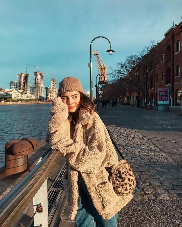 Beautiful girl in attractive street HD profile picture