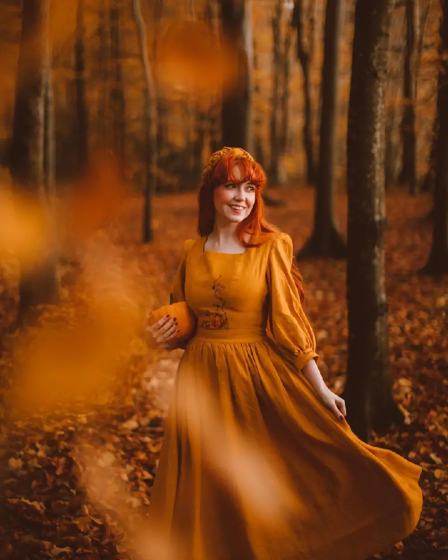 Romantic Autumn Photography Pose Example