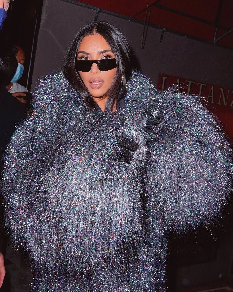 High Quality Wallpaper of Kim Kardashian in Special Beautiful Dress