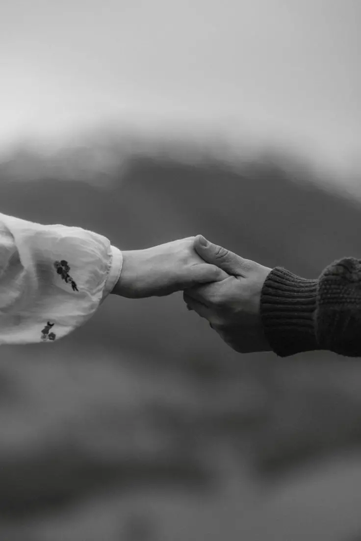 Full HD romantic hands photo for matching Telegram profiles