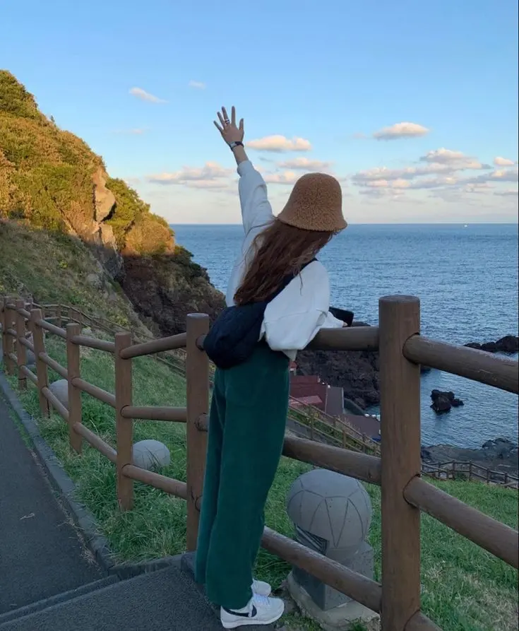 Sporty Korean girl in scenic view profile picture in HD