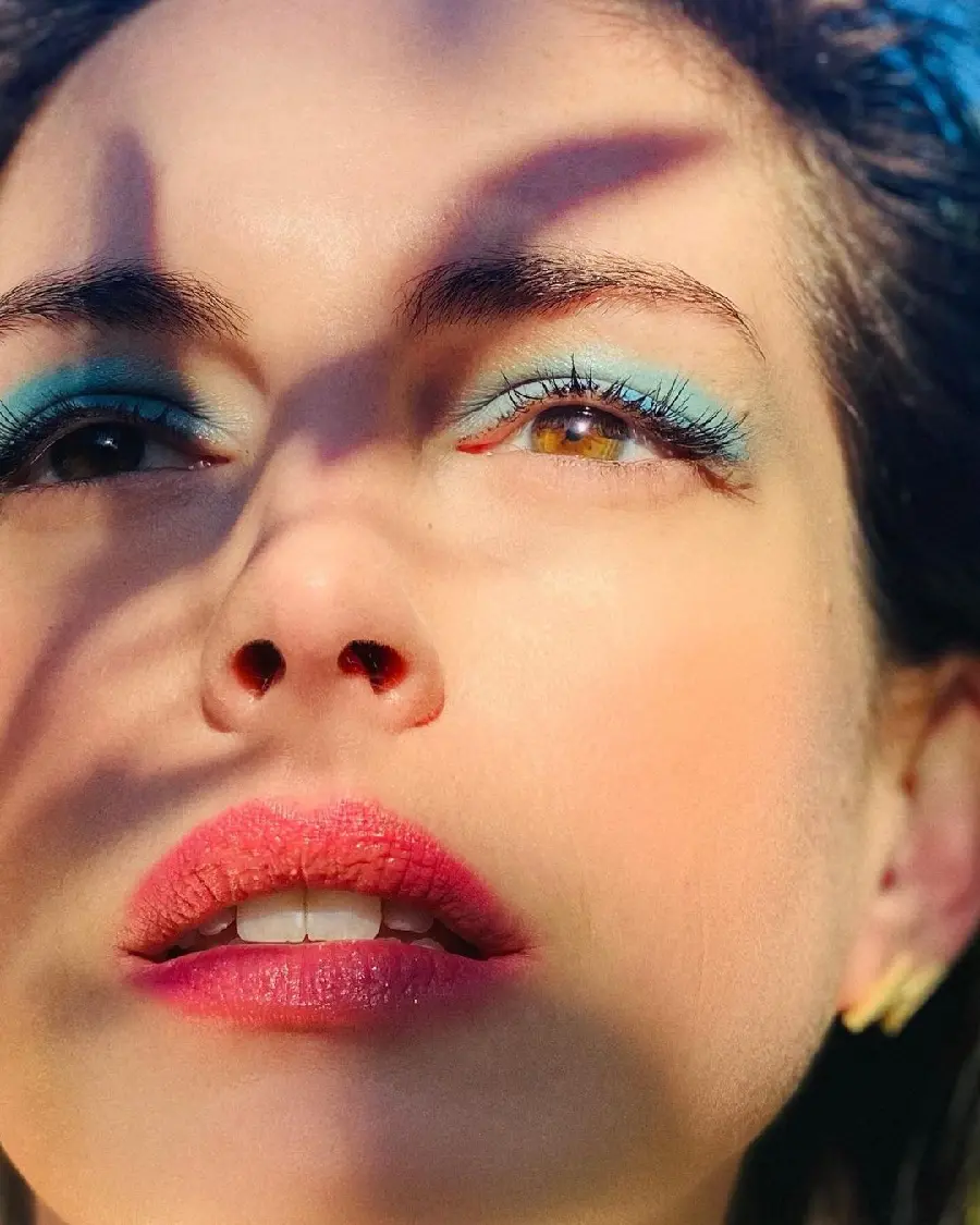 Anne Hathaway Face Close-Up High Quality Photos