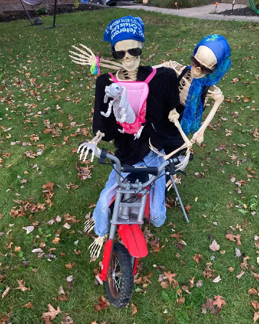 Download Realistic Living Skeleton Couple Photo For Profiles