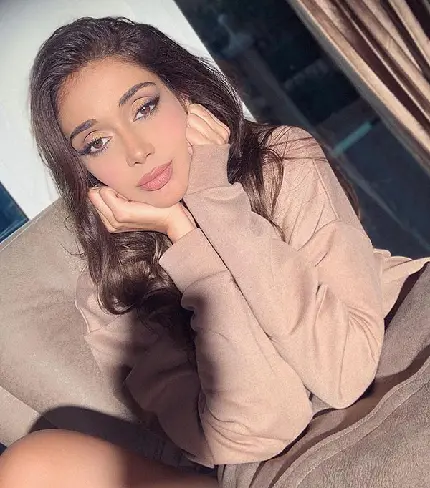 Elnaz Golrokh Iranian model and beauty blogger abroad image
