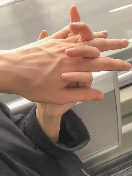 Romantic couple hands HD image for international Promise Day