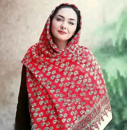 Hanieh Tavassoli With Red Scarf Wallpaper Background