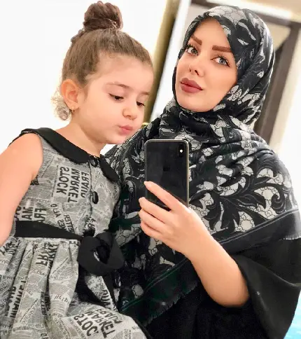Paniz Esmaili Iranian child blogger with her mother image
