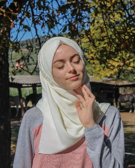Download hijab girl profile picture without chador in high quality