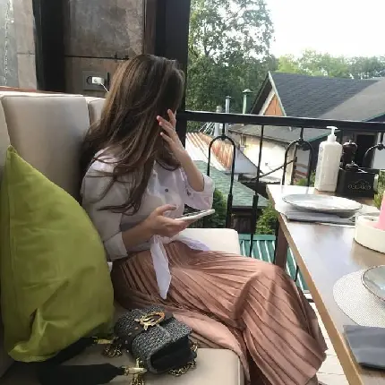 Faceless Girl Luxury Villa Picture for Fake Profiles