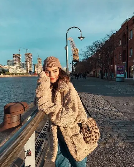 Beautiful girl in attractive street HD profile picture