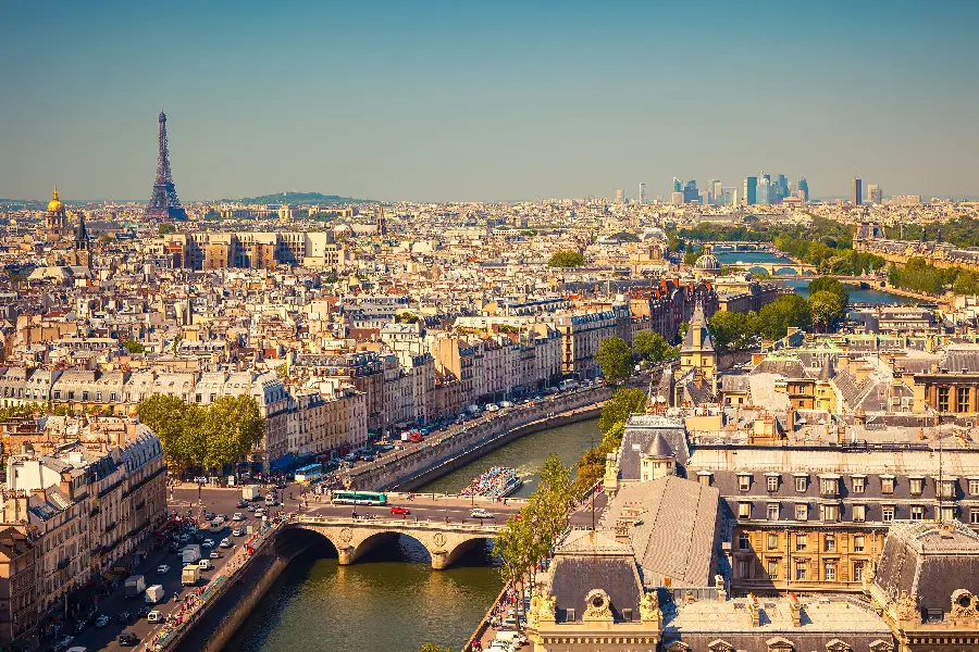 Wallpaper photo of Paris with the Seine River and the city center in spring for Samsung phone