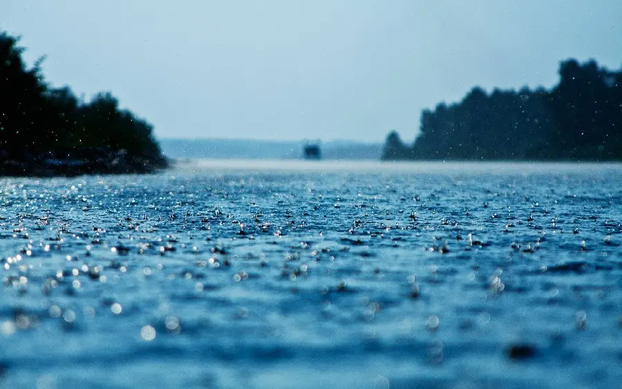 Photo of rain and small and large drops of water on the sea for profile