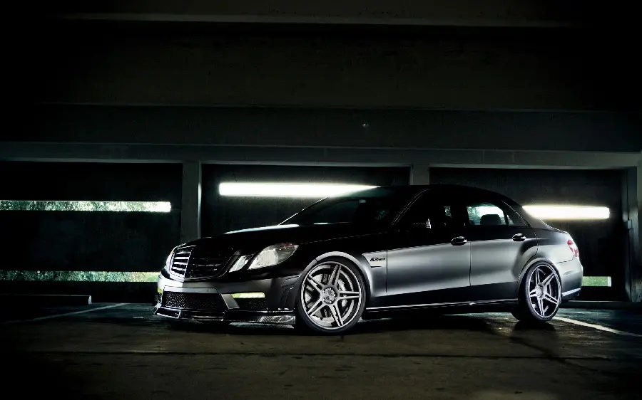 Mercedes-Benz AMG E63 Full HD Image in the Dark