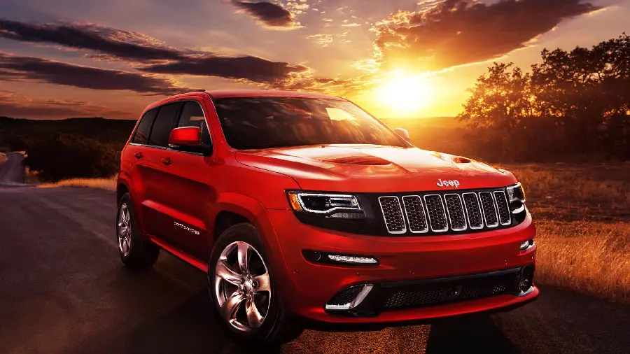 Jeep desert photo and Jeep Grand Cherokee image in the scorching sunset