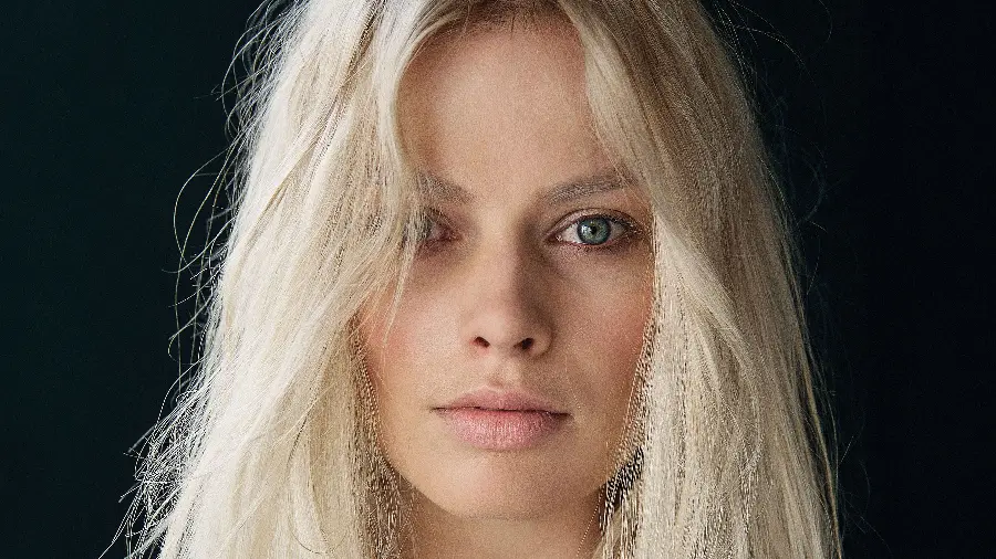 Margot Robbie's new photo with a black background