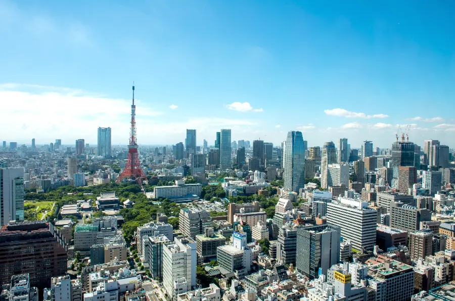 Photo of Tokyo on a spring day with a cloudy sky and the beautiful Tokyo Tower