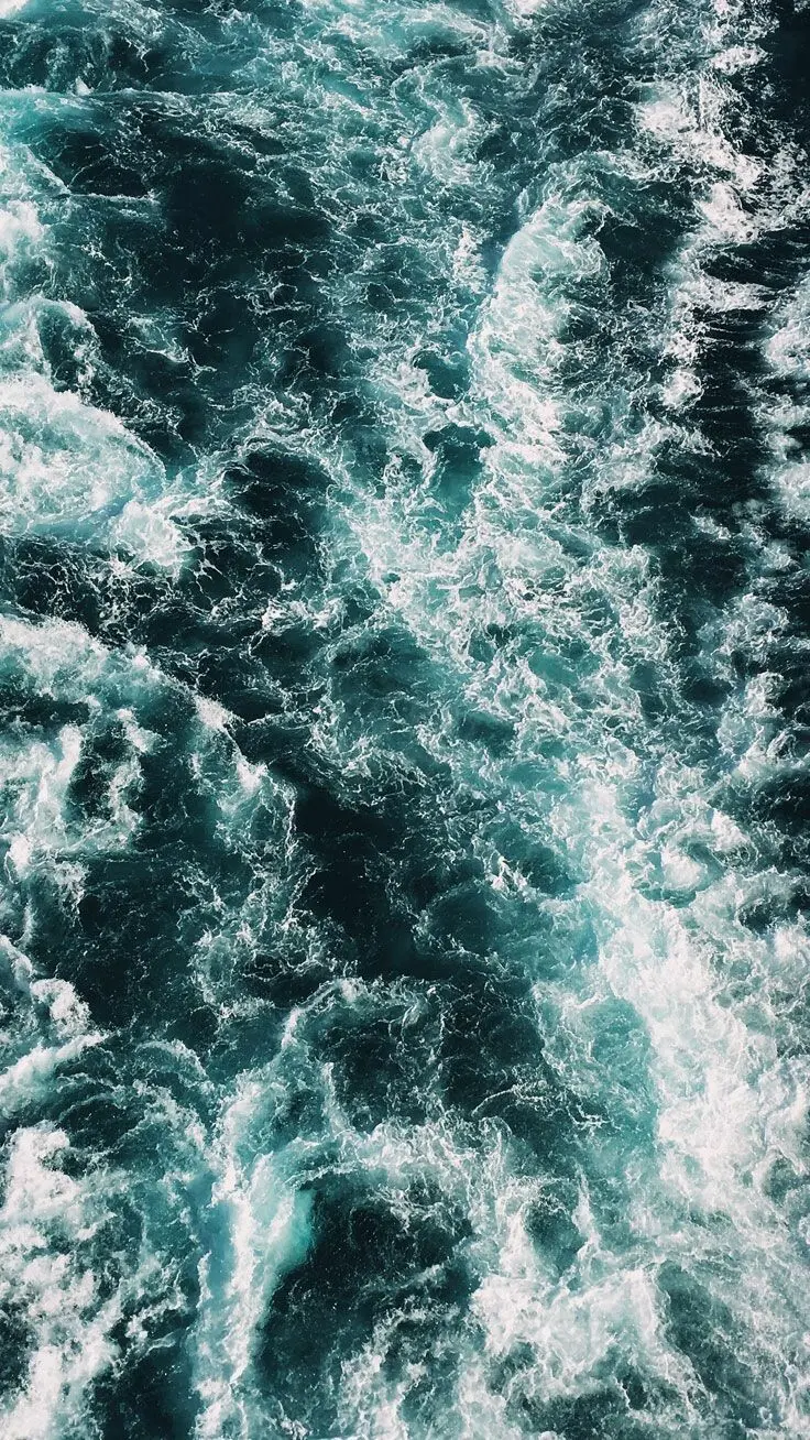 Download high-quality iPhone wallpaper in iOS 6 with a design of raging ocean waves