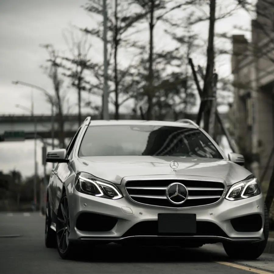 Beautiful black and white high quality wallpaper of Mercedes Benz E300