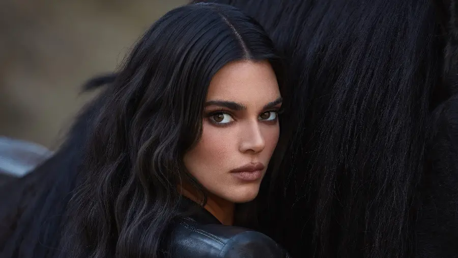 The most beautiful and attractive photo of Kendall Jenner with black hair for girls' profiles