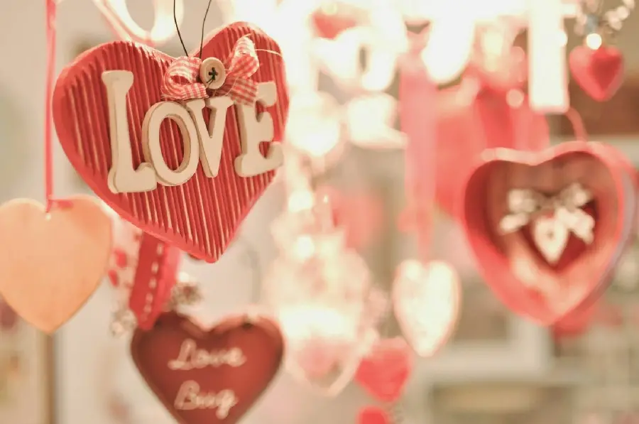 Wallpaper with the theme of love and affection for Valentine's Day