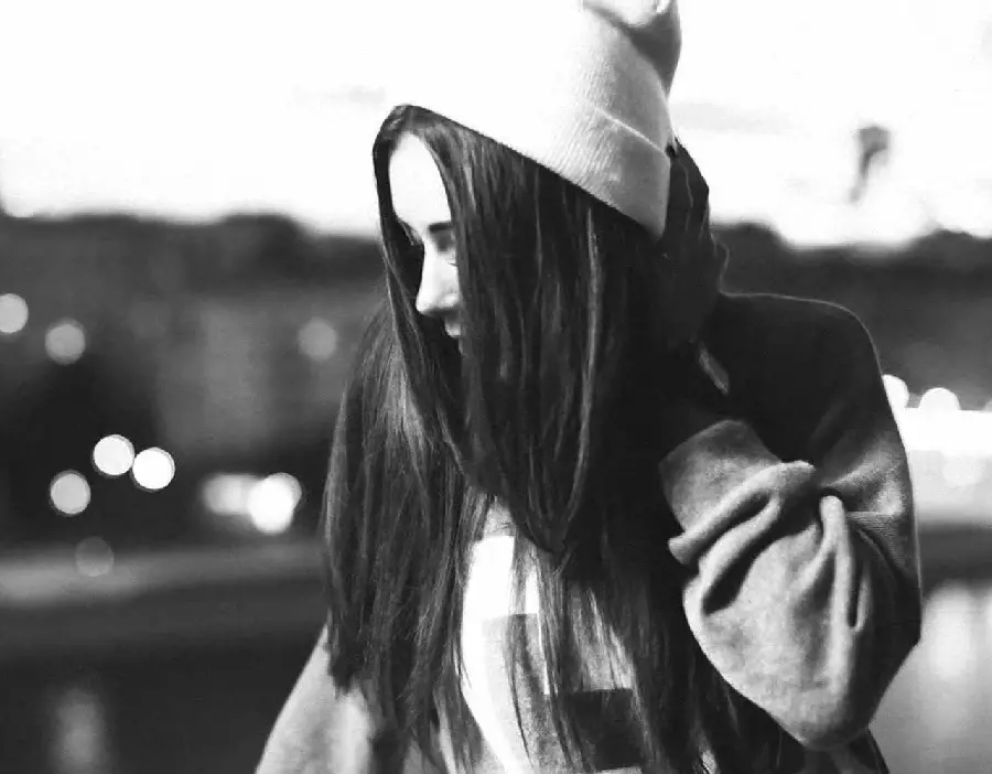 Download with a direct link a black and white girl's profile photo with a sad mood