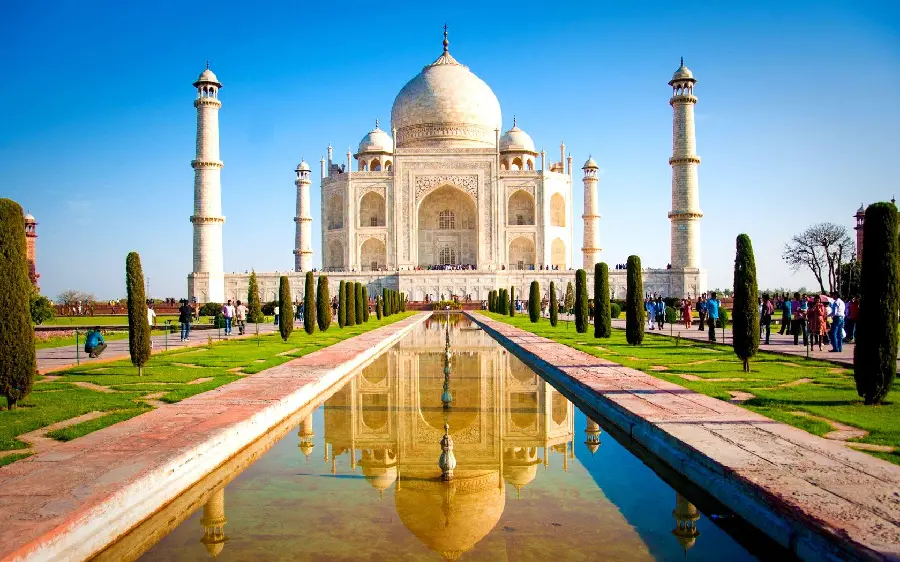 Scenic Photo of the Beautiful Taj Mahal Building in India with HD Quality