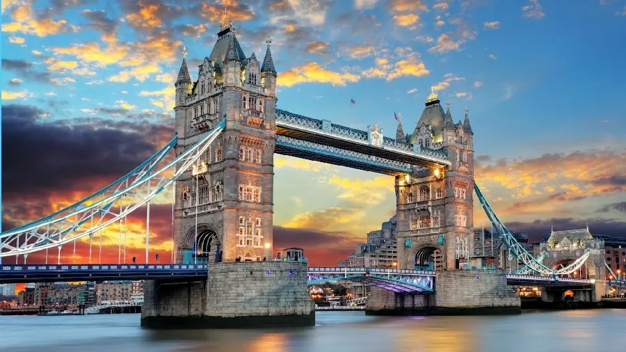 Photo of the Tower Bridge with a beautiful and classic design in the city of London