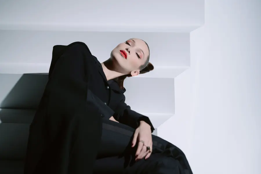 Download Bella Hadid photo beautiful girl for WhatsApp profile