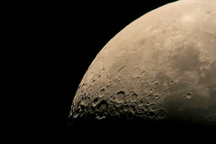 Very interesting photo About the Moon's Pattern and Material Up Close
