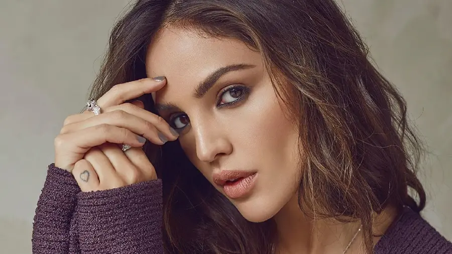Cute and special Eiza Gonzalez background for desktop