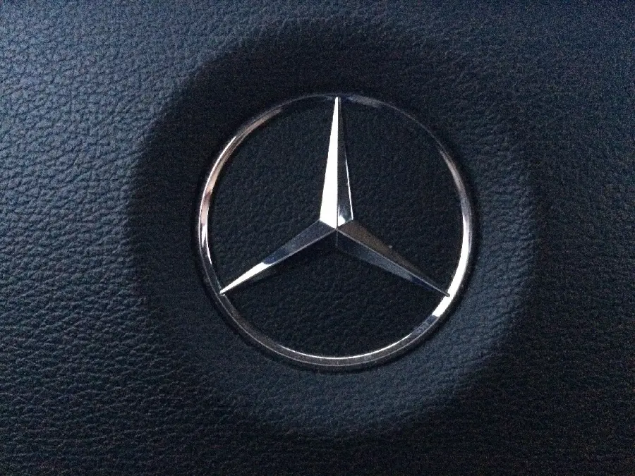 Full HD Wallpaper of the Logo Engraved on the Benz Steering Wheel