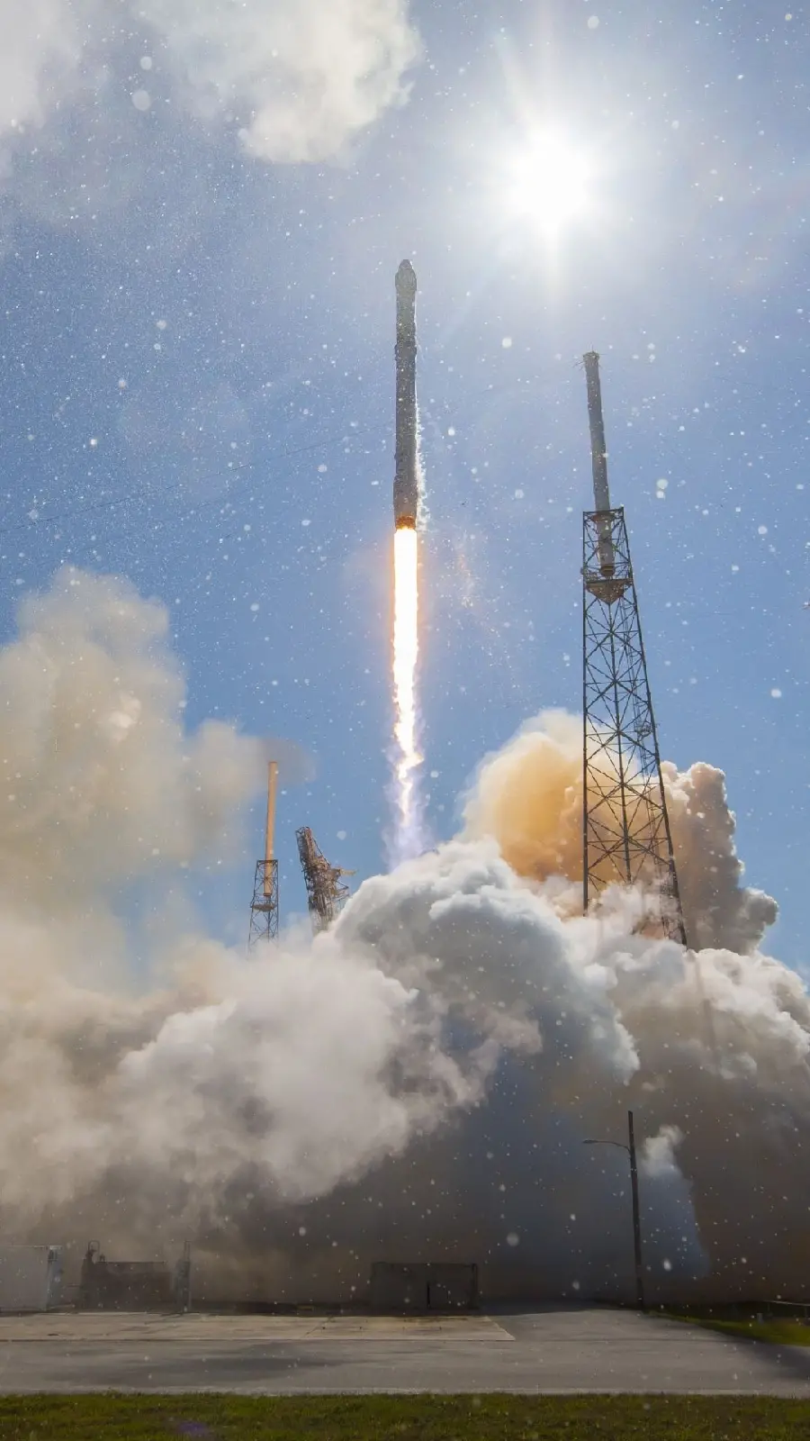 The most attractive wallpaper of a fast rocket launch from a spectacular angle and with a very beautiful effect for Android