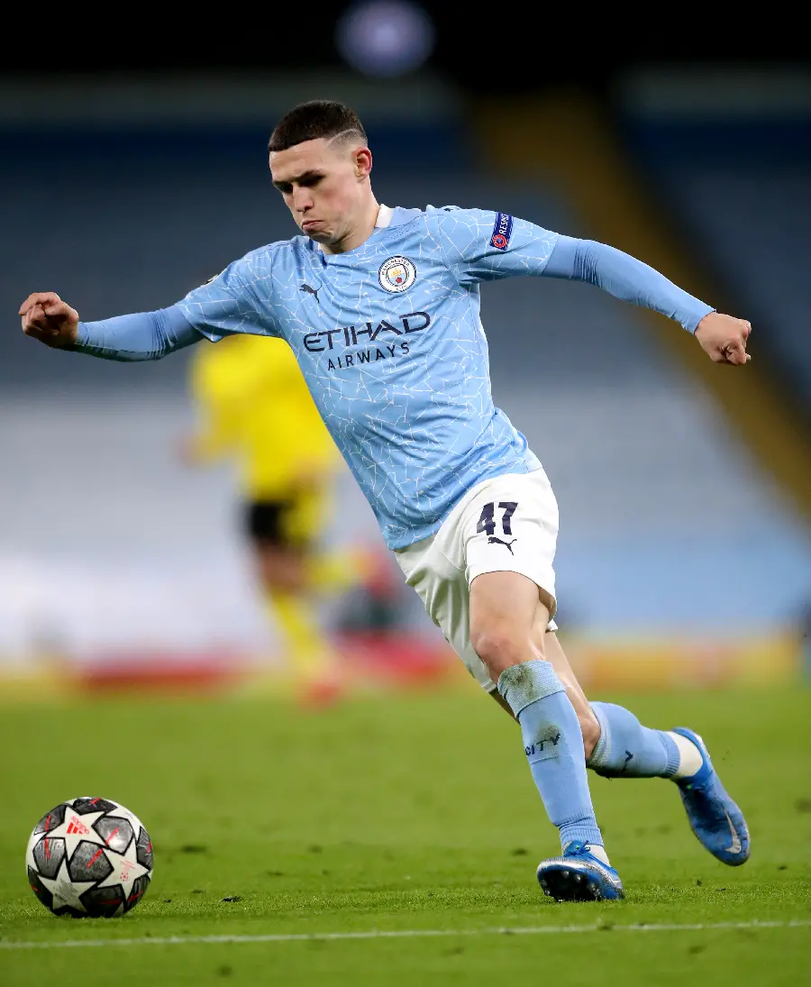 Phil Foden photo while passing the ball