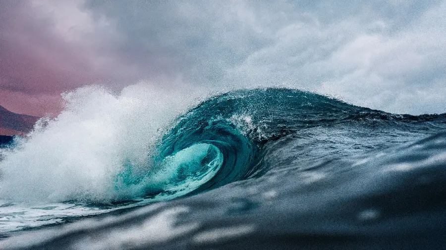 Download a very close and attractive image of the blue wave of Aquarius in 8k quality