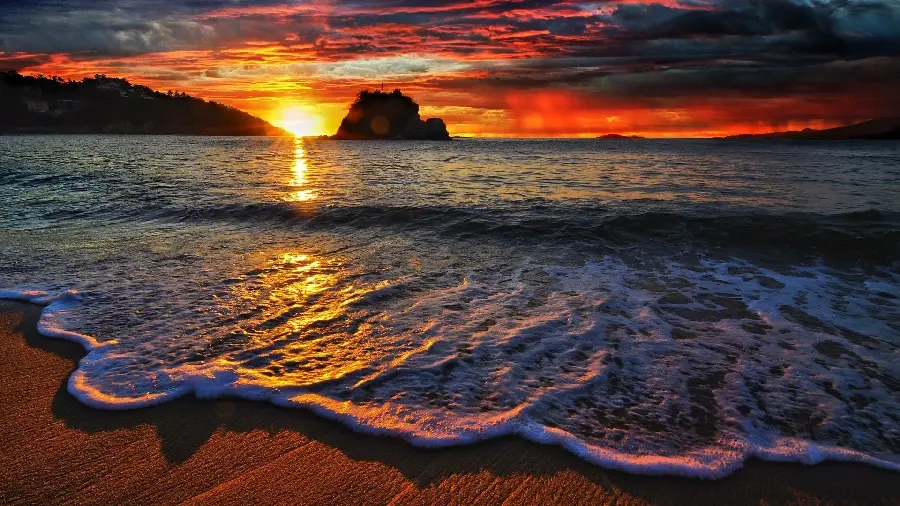 A picture of a beautiful view on the beach of sea waves