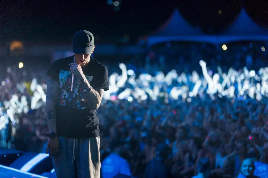 Photo of Eminem wearing a hat in a concert for wallpaper