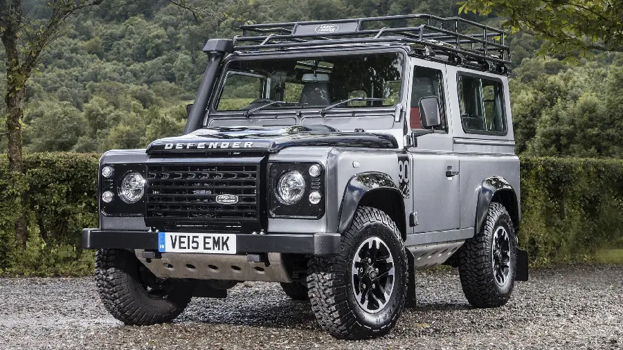 Download a high-quality Land Rover off-road car photo