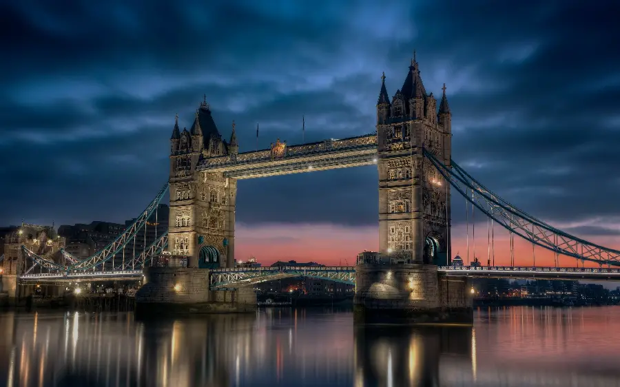 Photo of the famous London bridge called Tower Bridge at night