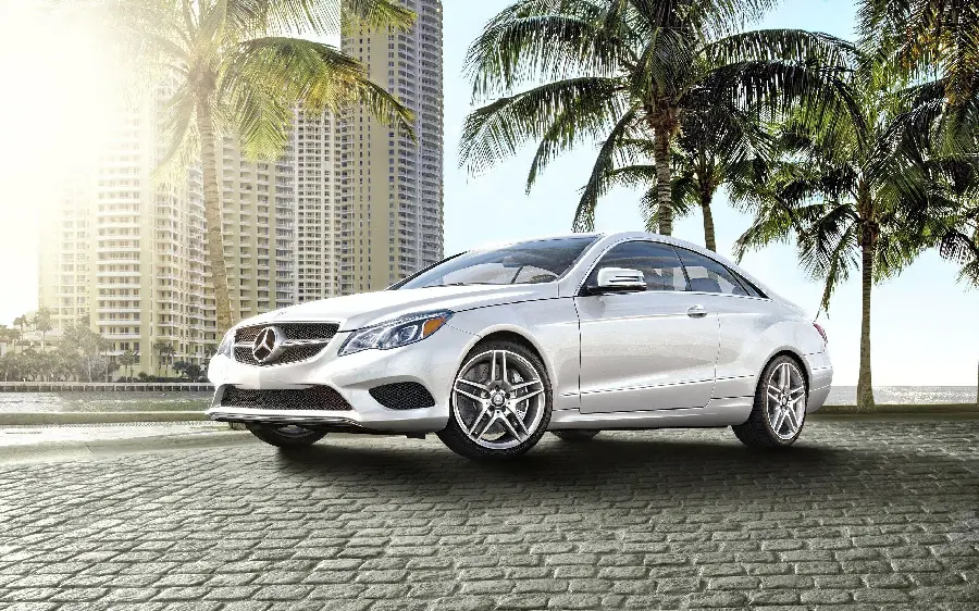 Full HD background of a Mercedes-Benz E300 next to a tower and palm trees
