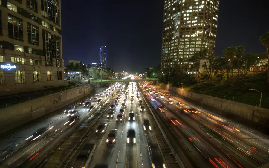 Photo of the famous highway in Los Angeles at night with many cars