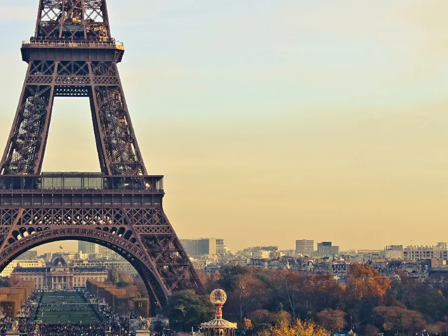 Photo of the Eiffel Tower and the view of the city of Paris for the background of Windows 11