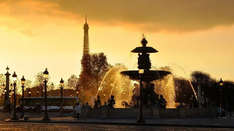 Photo of the Eiffel Tower from a different view with water fountains