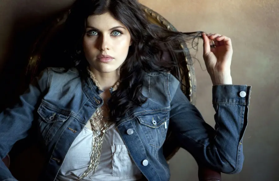Photo of beautiful Hollywood actress Alexandra Daddario in HD quality